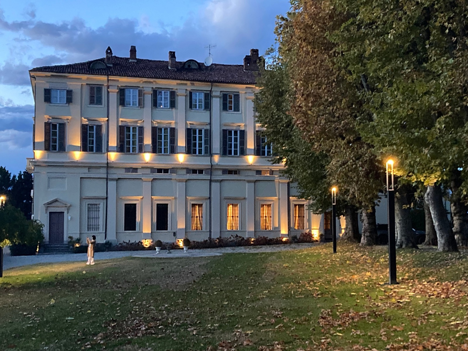 Moderni lampioni solari per un'illuminazione efficiente di parchi.